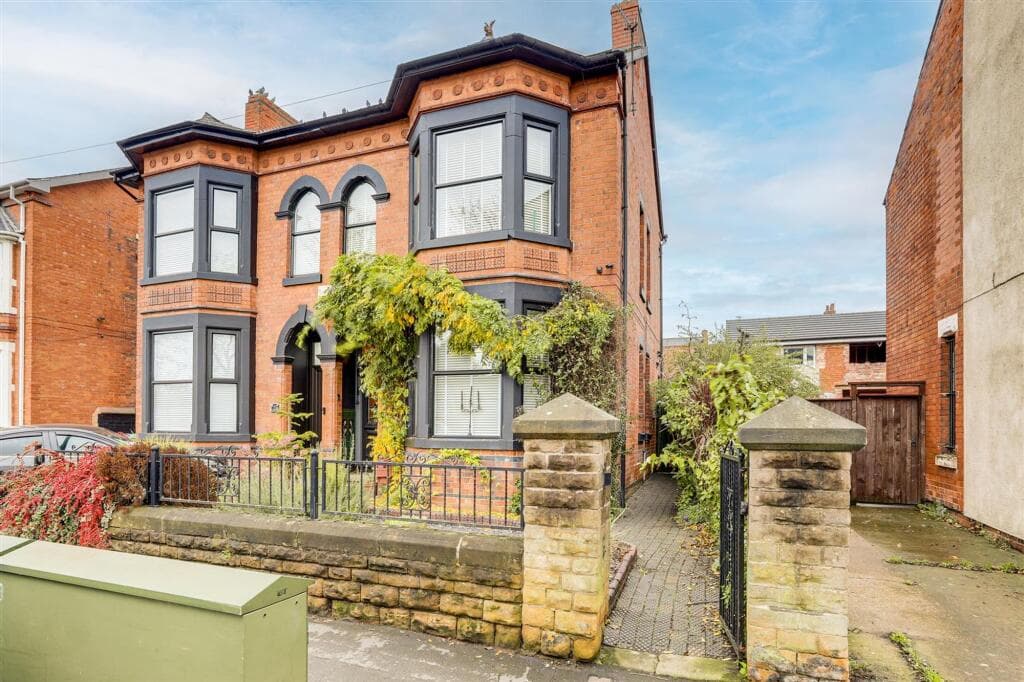 2 bedroom semi-detached house for sale in Highbury Road, Nottingham, NG6