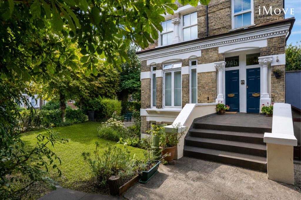 2 bedroom flat for sale in Belvedere Road, London, SE19