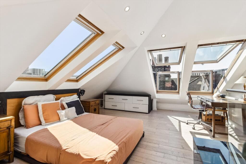 2 bedroom flat for sale in Prince Of Wales Mansions, Battersea, London, SW11