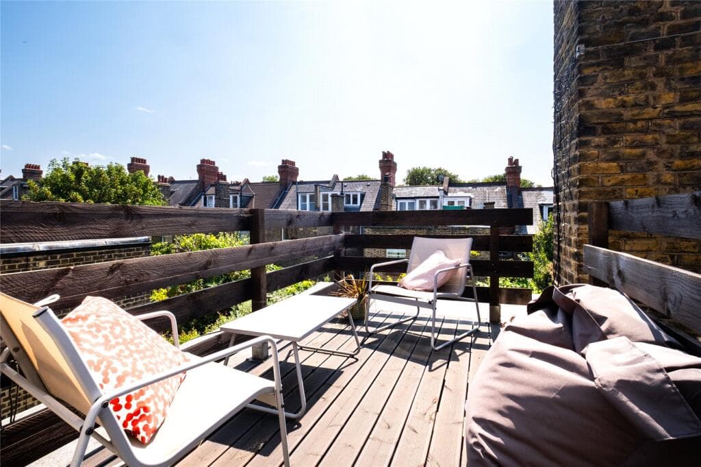 2 bedroom apartment for sale in Barcombe Avenue, London, SW2