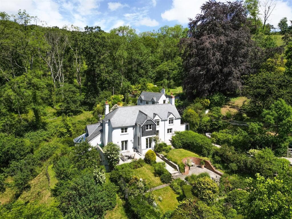 4 bedroom detached house for sale in Whitestone, Exeter, EX4