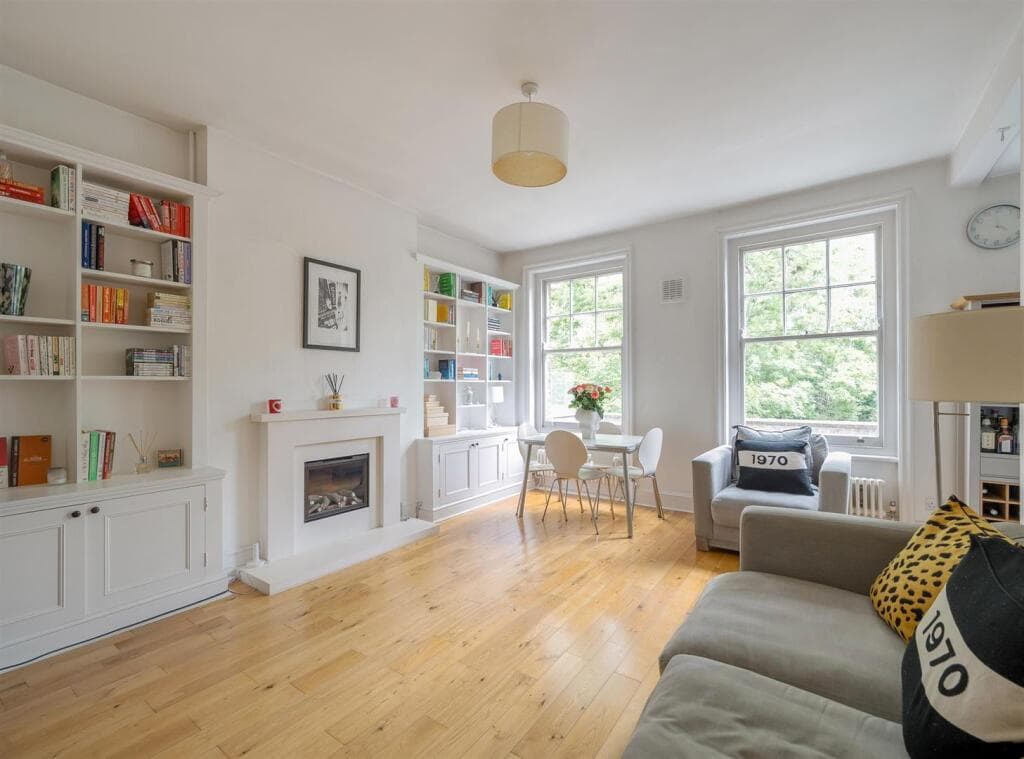 2 bedroom flat for sale in Chatsworth Road, London NW2