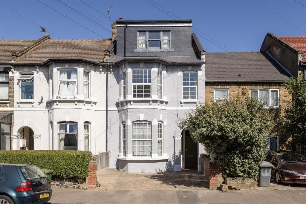 2 bedroom maisonette for sale in Selwyn Road, Plaistow, E13