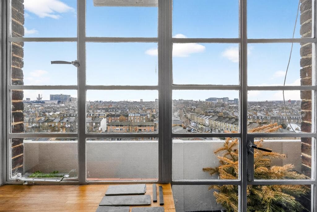 1 bedroom flat for sale in Shepherds Bush Road, London, W6