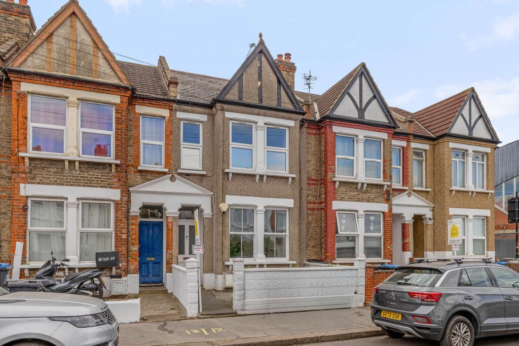 2 bedroom ground floor flat for sale in Ground Floor Flat, Sangley Road, South Norwood, London, SE25