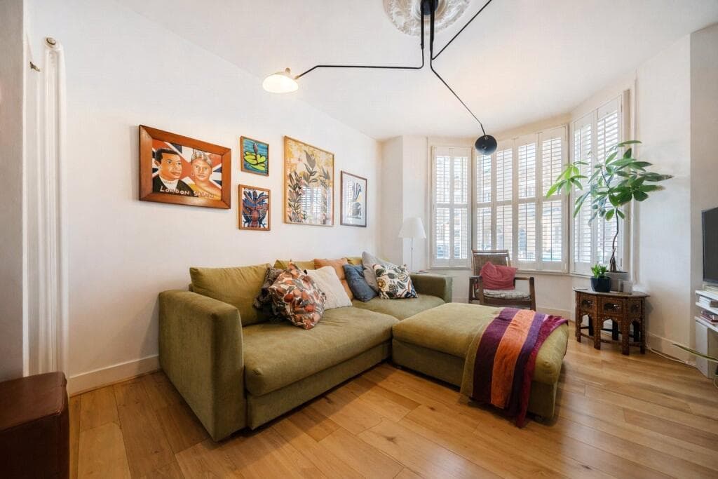 4 bedroom terraced house for sale in Rommany Road, London, SE27