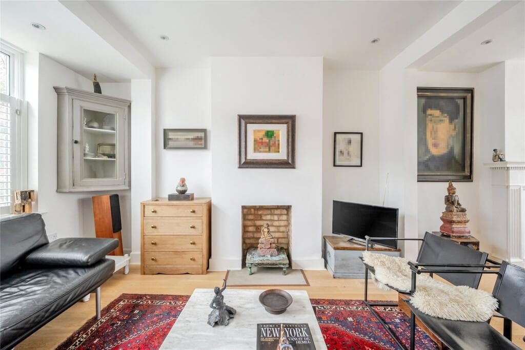 3 bedroom terraced house for sale in Thornhill Road, Surbiton, KT6