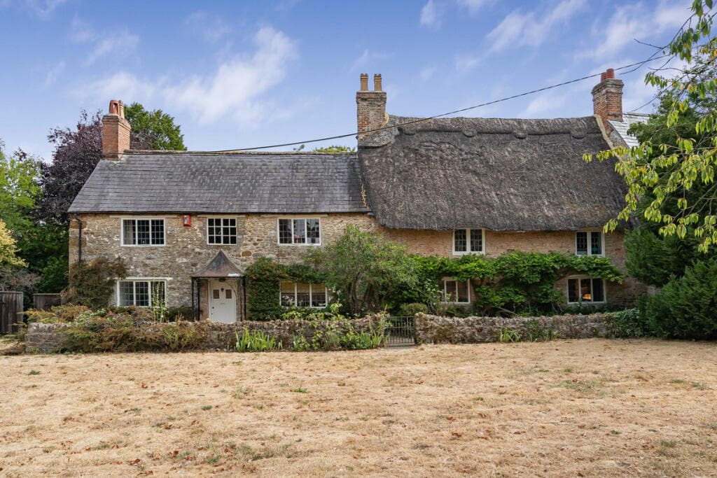 4 bedroom cottage for sale in The Green, Hethe, OX27