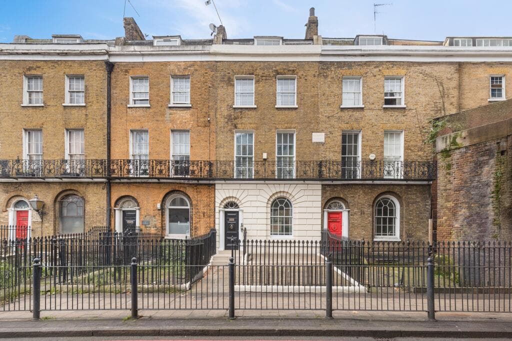 4 bedroom terraced house for sale in Commercial Road, London, E14