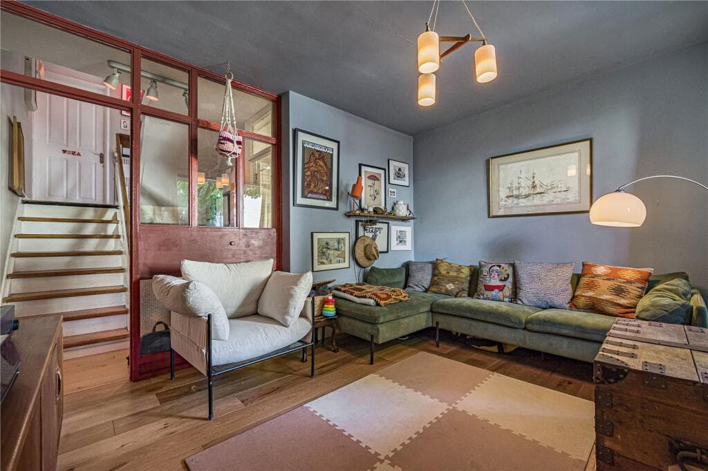 2 bedroom apartment for sale in Garnies Close, London, SE15