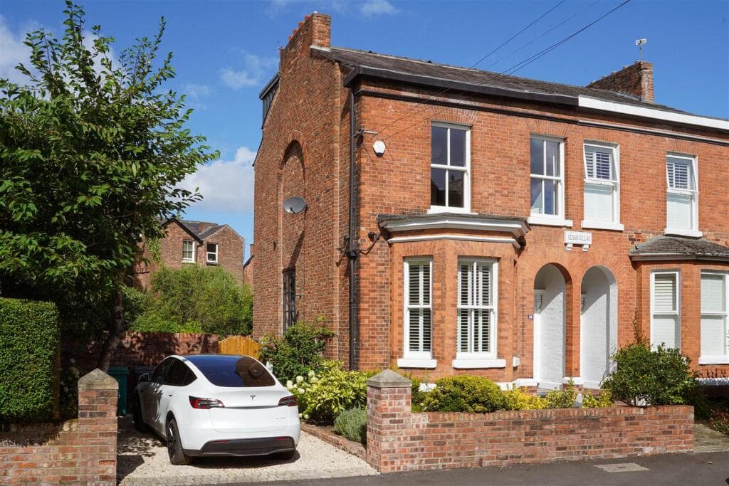 5 bedroom semi-detached house for sale in Whitelow Road, Chorlton Green, M21