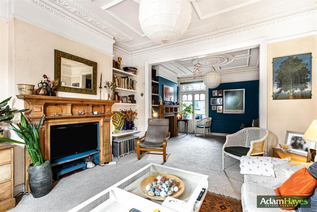 4 bedroom terraced house for sale in Fallow Court Avenue, North Finchley, N12