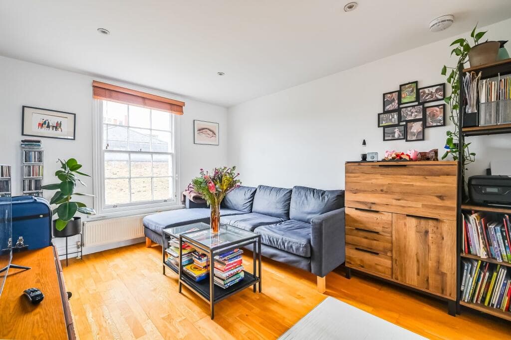 2 bedroom flat for sale in Liverpool Road, Islington, London, N1