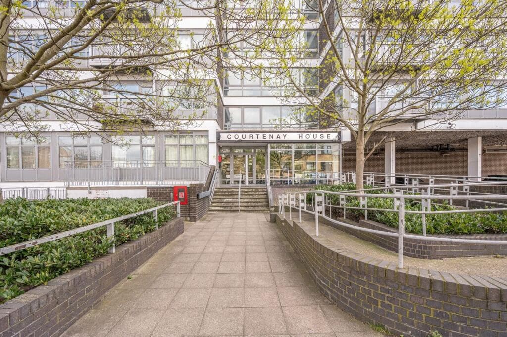 2 bedroom flat for sale in New Park Road, Brixton, London, SW2
