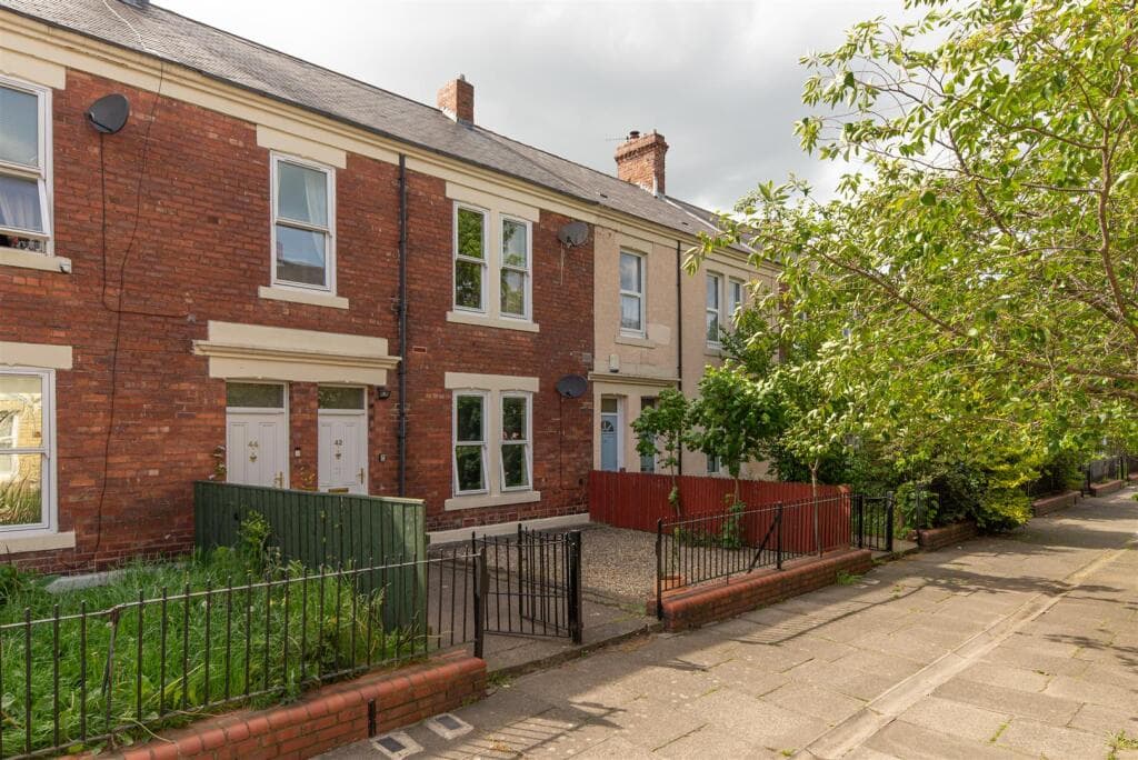 2 bedroom flat for sale in Sixth Avenue, Heaton, Newcastle Upon Tyne, NE6