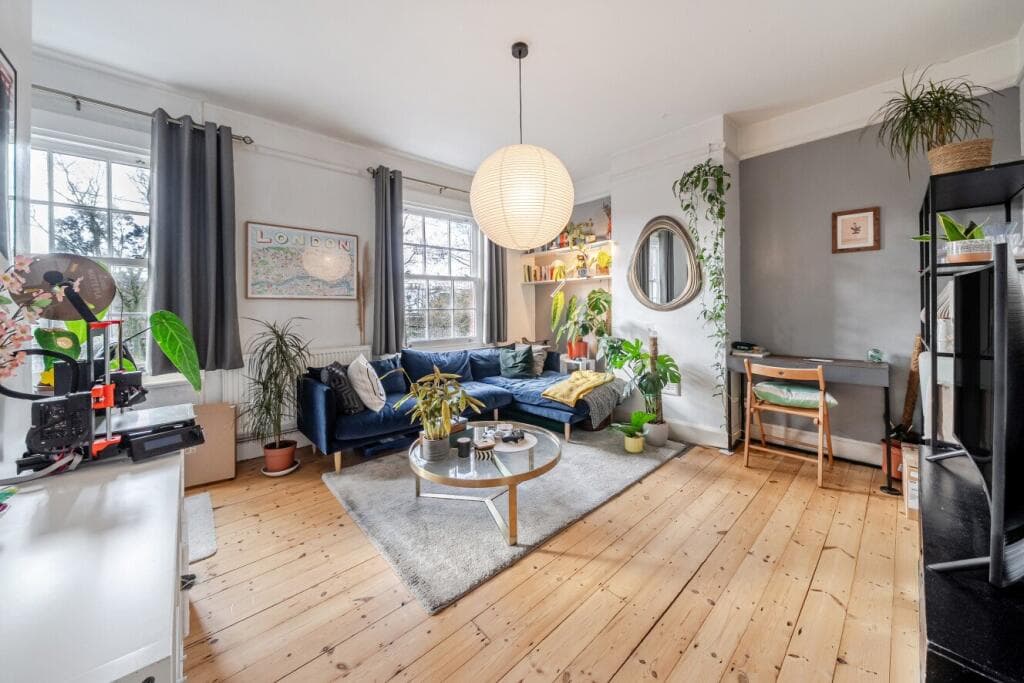 2 bedroom maisonette for sale in Sheepcote Lane, Battersea, London, SW11