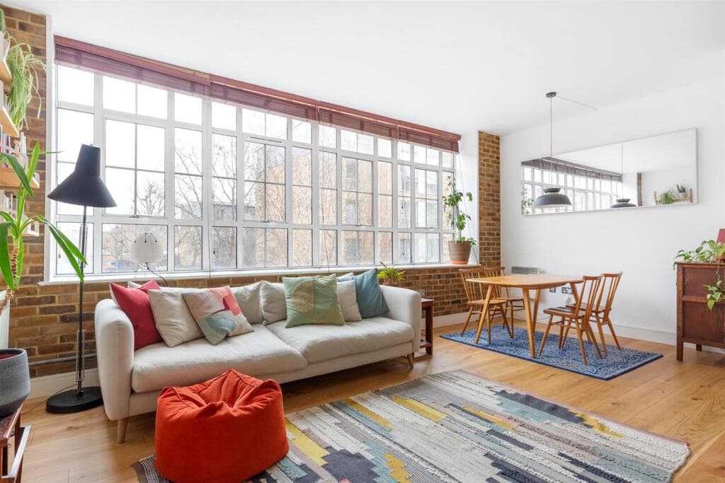 2 bedroom flat for sale in Peckham Grove, London, SE15