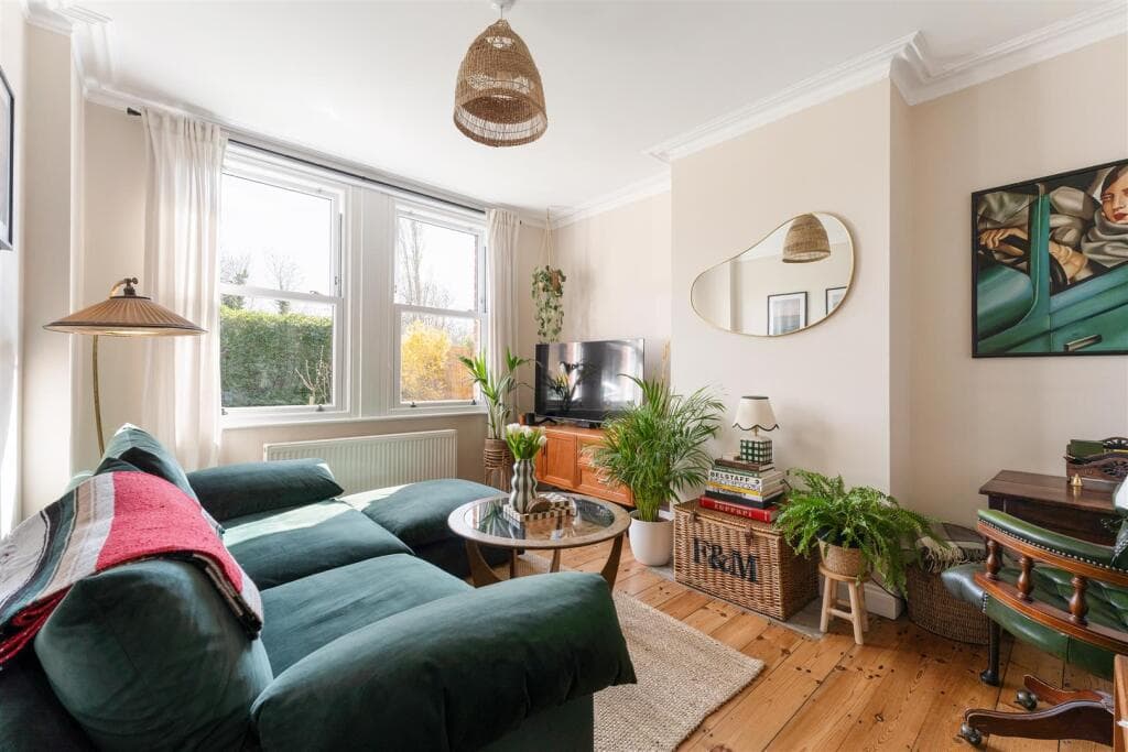 2 bedroom maisonette for sale in Warner Road, Walthamstow, E17