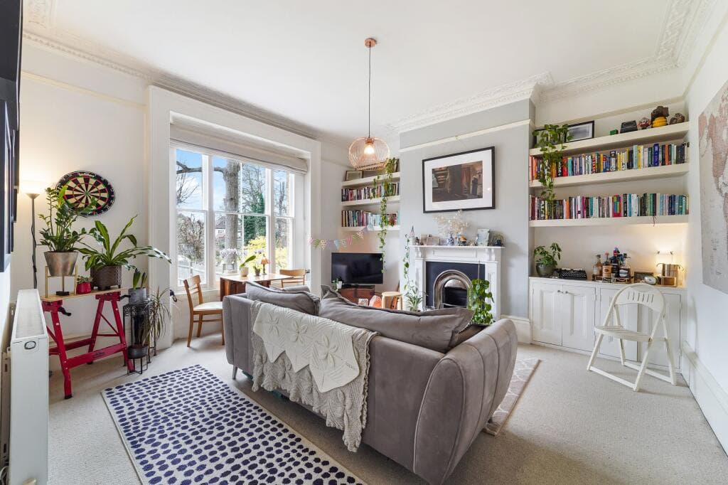 2 bedroom flat for sale in Uxbridge Road, Kingston Upon Thames, KT1