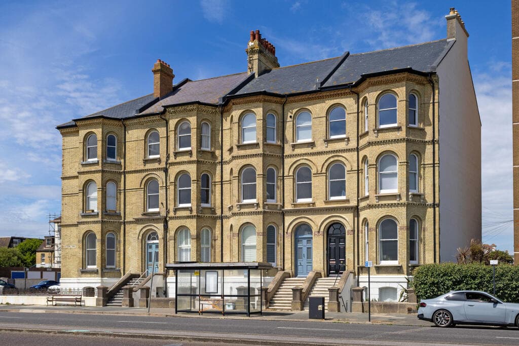 2 bedroom flat for sale in Kingsway, Hove, BN3