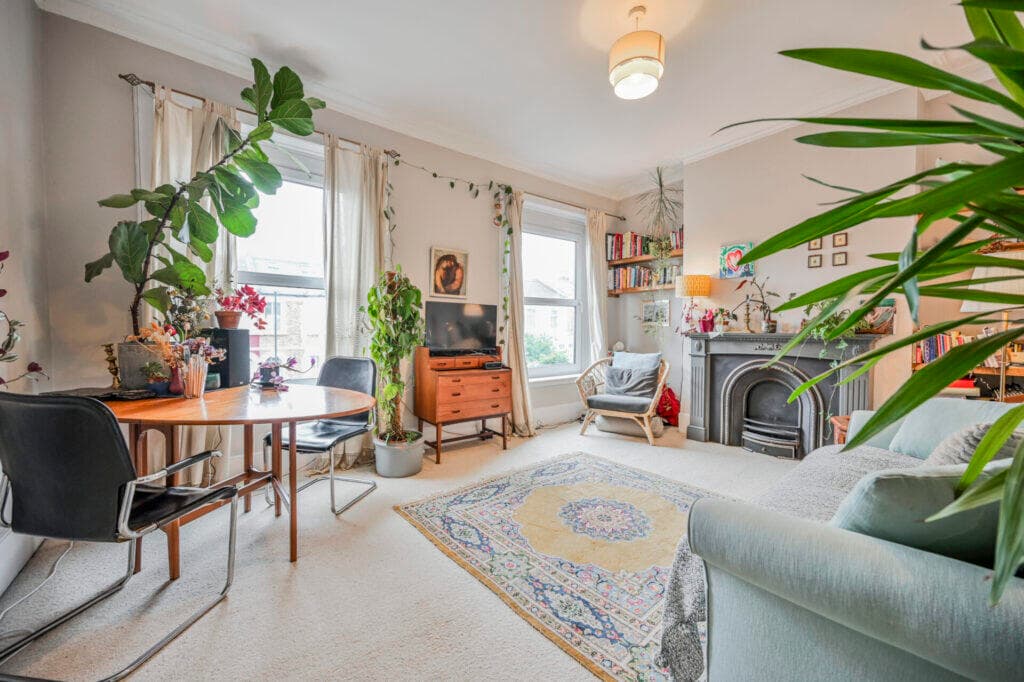 2 bedroom flat for sale in Whittington Road - Bowes Park - London - N22