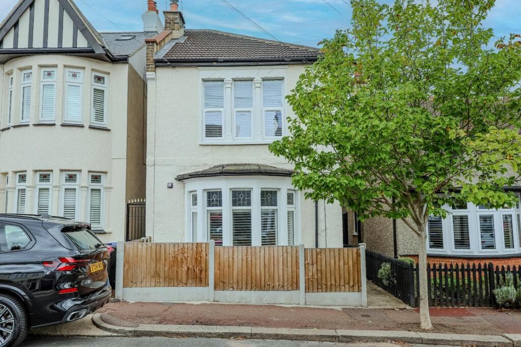 1 bedroom flat for sale in Lord Roberts Avenue, Leigh-On-Sea, SS9