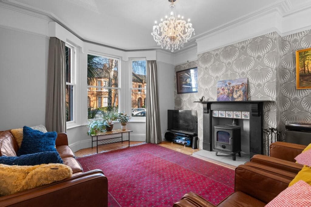 6 bedroom terraced house for sale in Gaveston Road, Leamington Spa, CV32