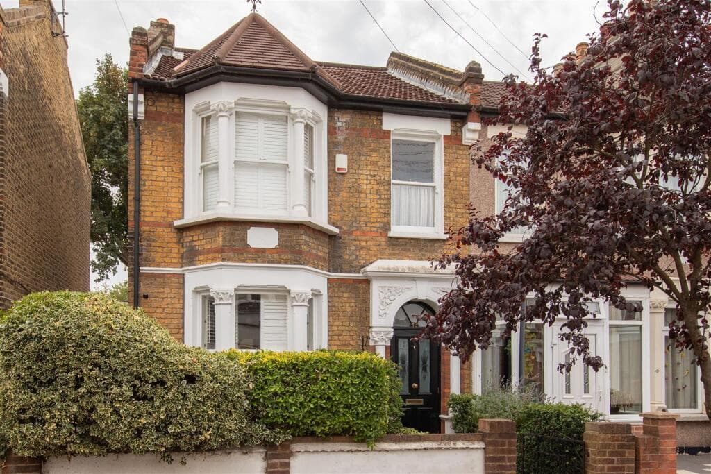 4 bedroom end of terrace house for sale in Shrubland Road, Walthamstow, E17