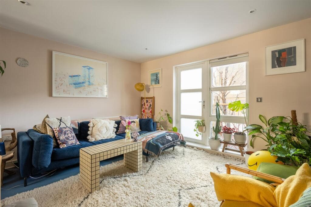 2 bedroom flat for sale in Reading Lane, Hackney, E8