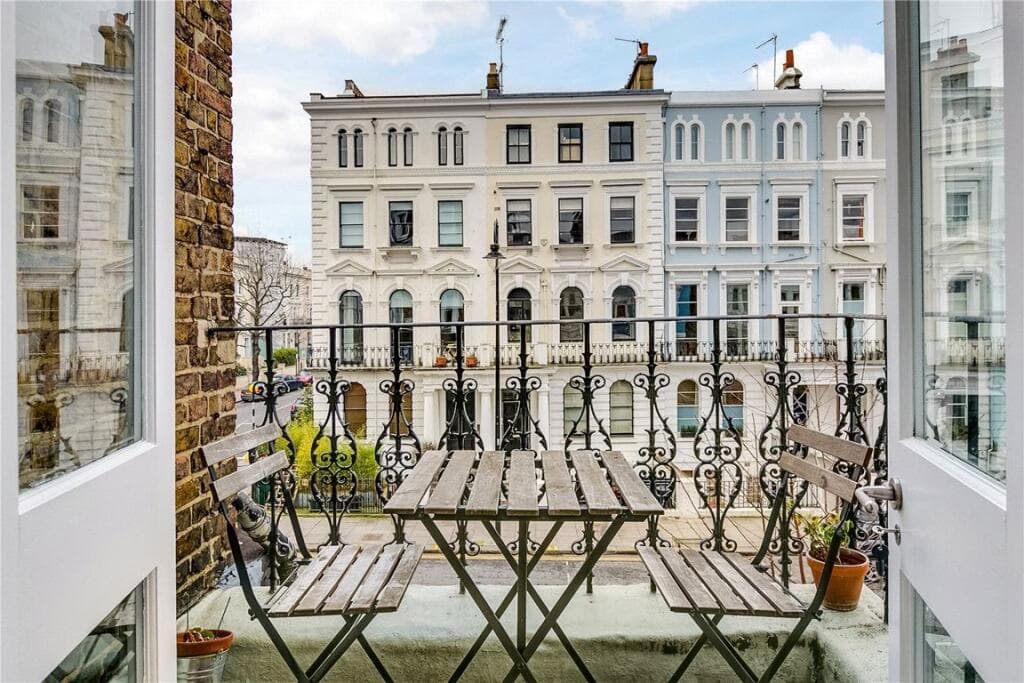 Studio flat for sale in Elgin Crescent, Notting Hill, W11