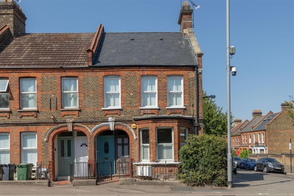 2 bedroom flat for sale in Forest Road, Walthamstow, E17