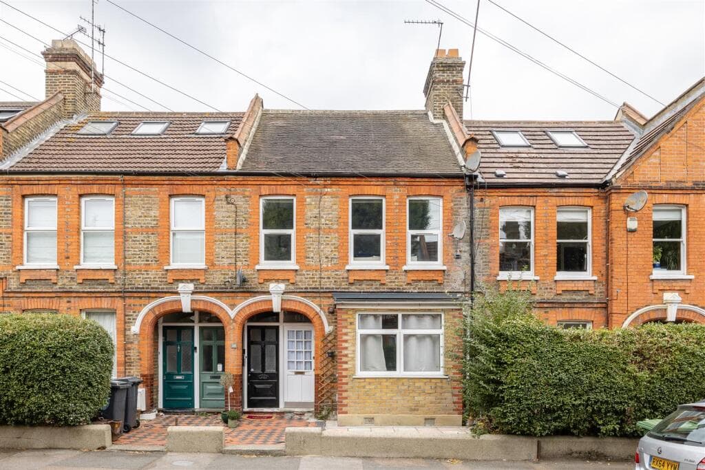 2 bedroom maisonette for sale in Bemsted Road, Walthamstow, E17
