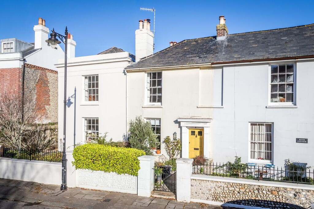 2 bedroom cottage for sale in River Road, Littlehampton, BN17