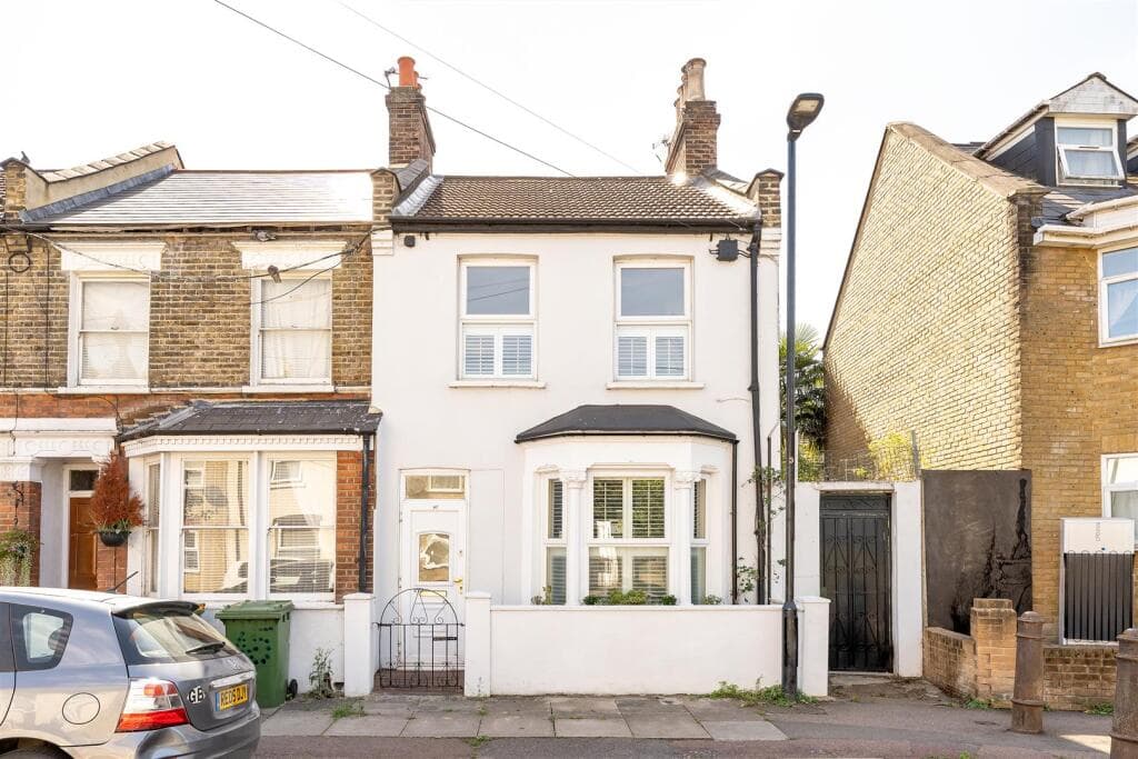 2 bedroom end of terrace house for sale in Davis Street, Plaistow, E13