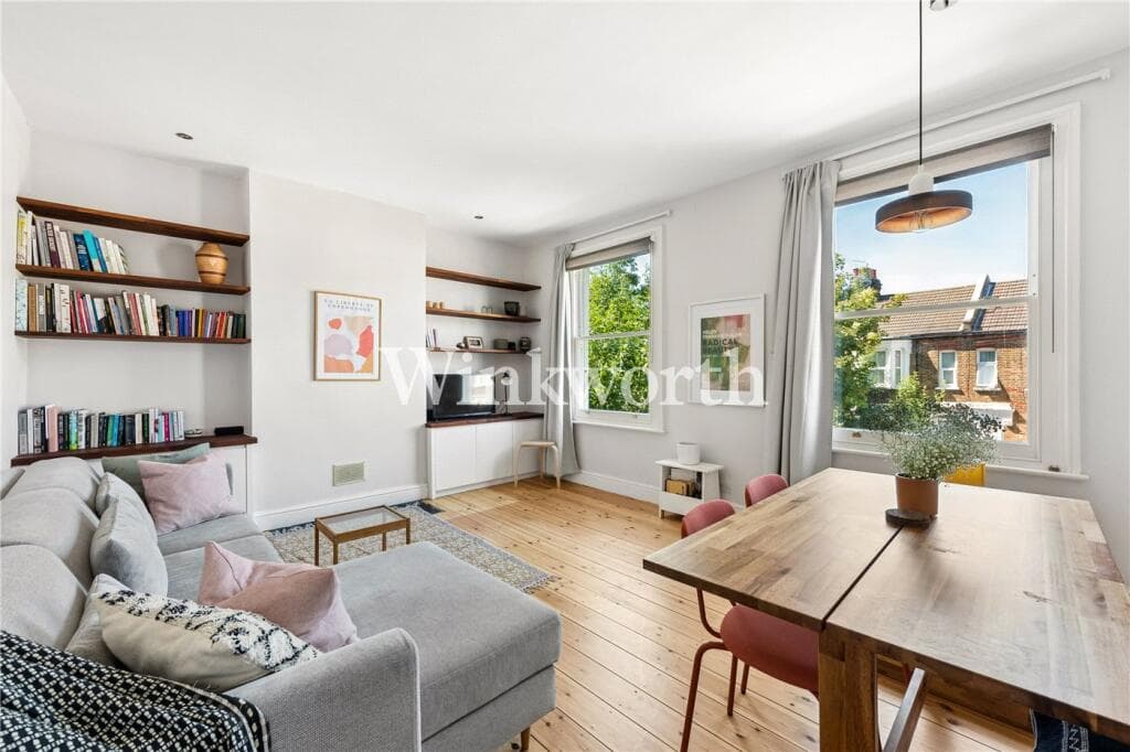 2 bedroom apartment for sale in Grove Park Road, London, N15