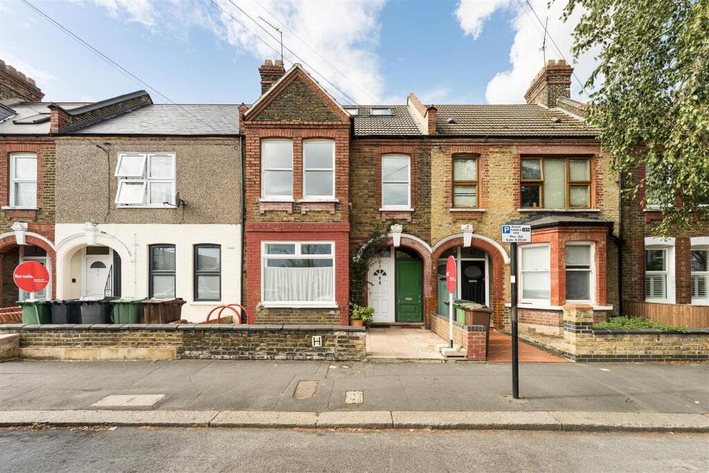 2 bedroom flat for sale in Clementina Road, Leyton, E10