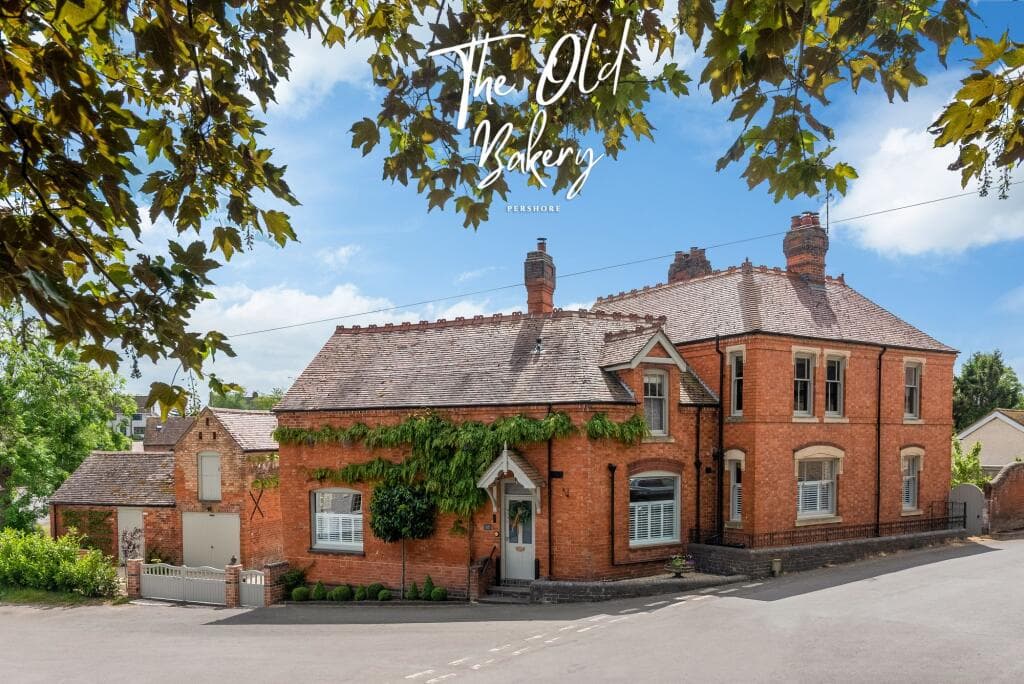 5 bedroom detached house for sale in Brook Lane, Charlton, WR10