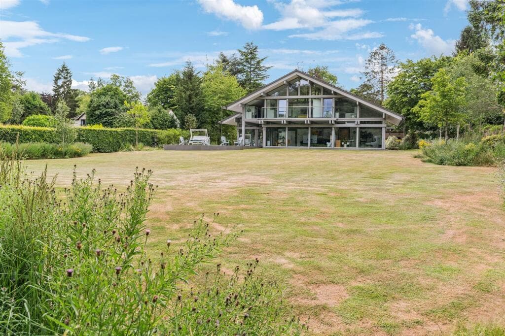 5 bedroom detached house for sale in Frithsden Copse, Potten End, HP4