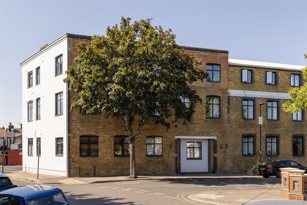 1 bedroom apartment for sale in Jedburgh Road, Plaistow, E13