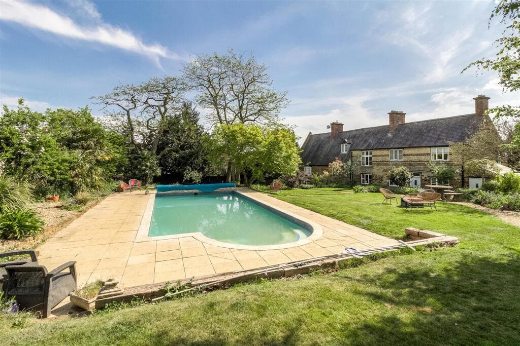 6 bedroom house for sale in Church Street, Finedon, NN9