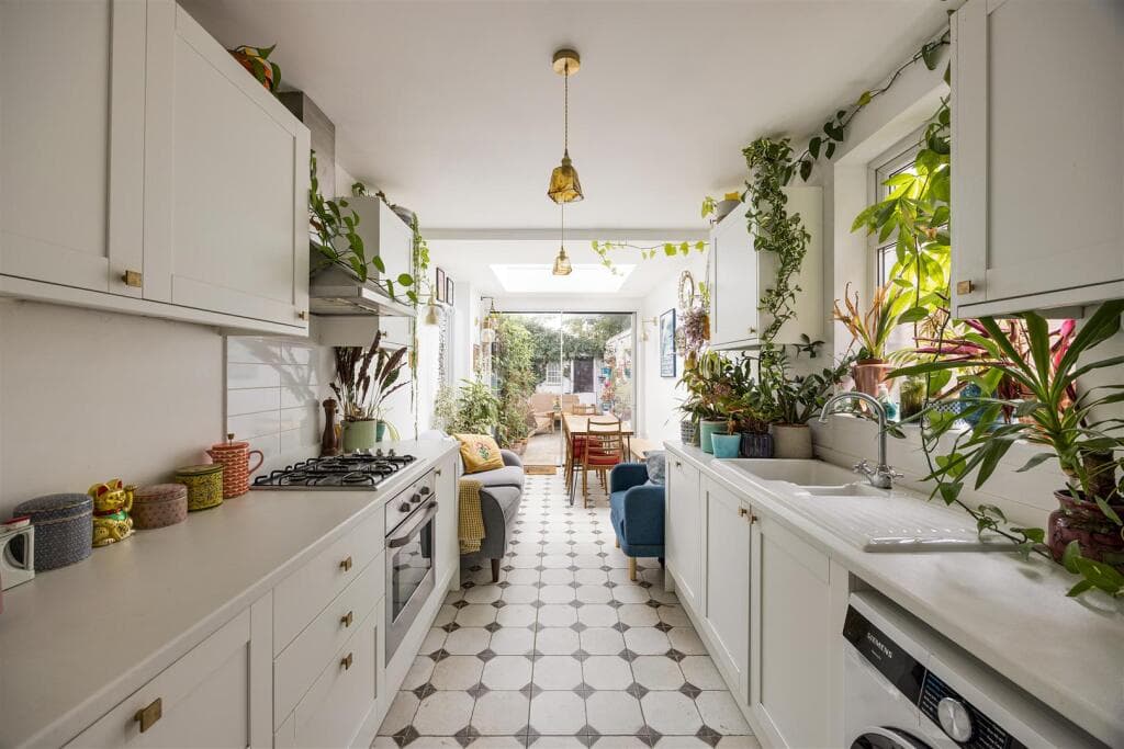 2 bedroom end of terrace house for sale in Pevensey Road, Forest Gate, E7