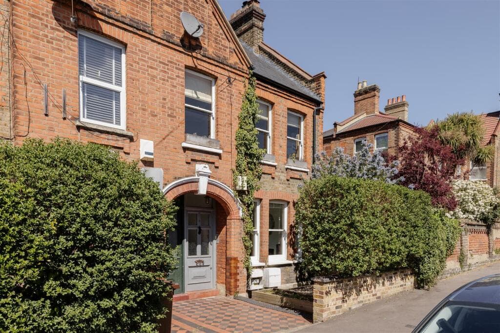 2 bedroom apartment for sale in Theydon Street, Walthamstow, E17