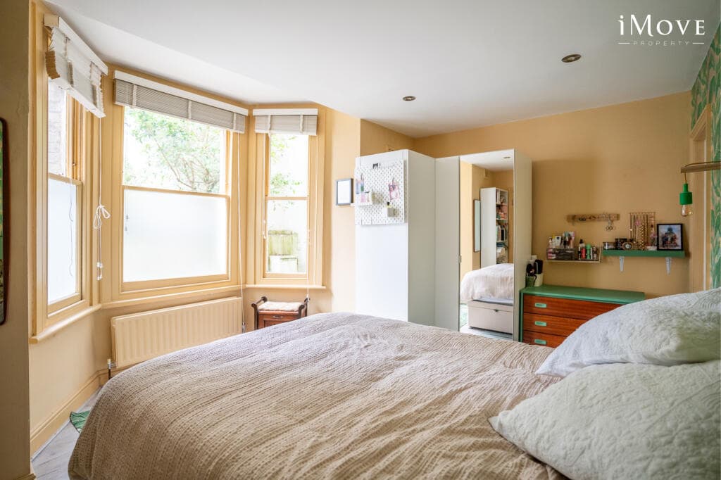 2 bedroom flat for sale in Jasper Road, London, SE19