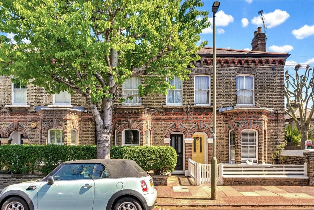 1 bedroom apartment for sale in Grayshott Road, SW11