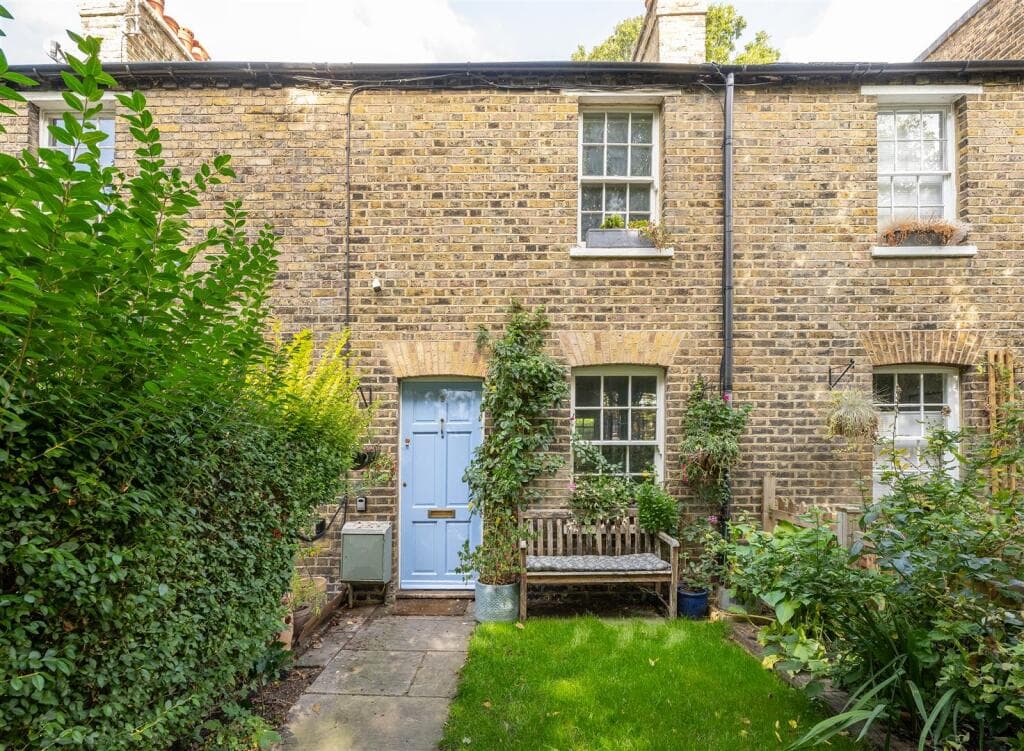 2 bedroom cottage for sale in Church Path, Walthamstow, E17