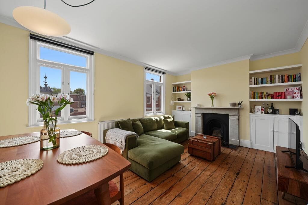 2 bedroom flat for sale in Crouch Hill, London, N4