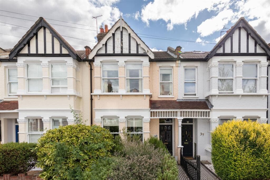 3 bedroom house for sale in Wynndale Road, South Woodford, E18