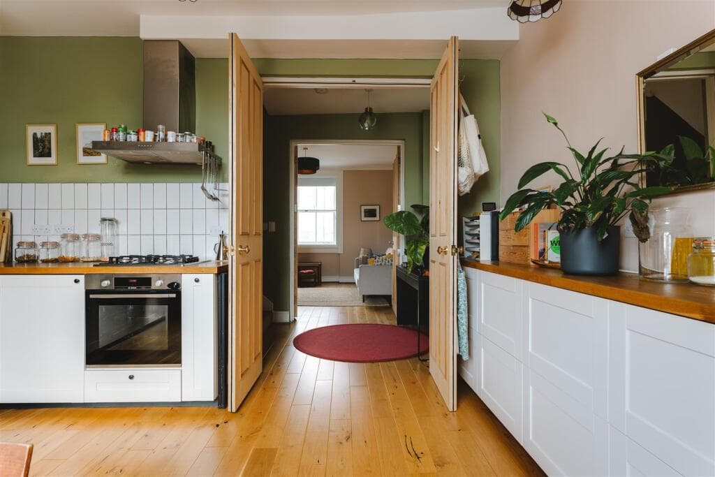 3 bedroom flat for sale in Balls Pond Road, Hackney, N1