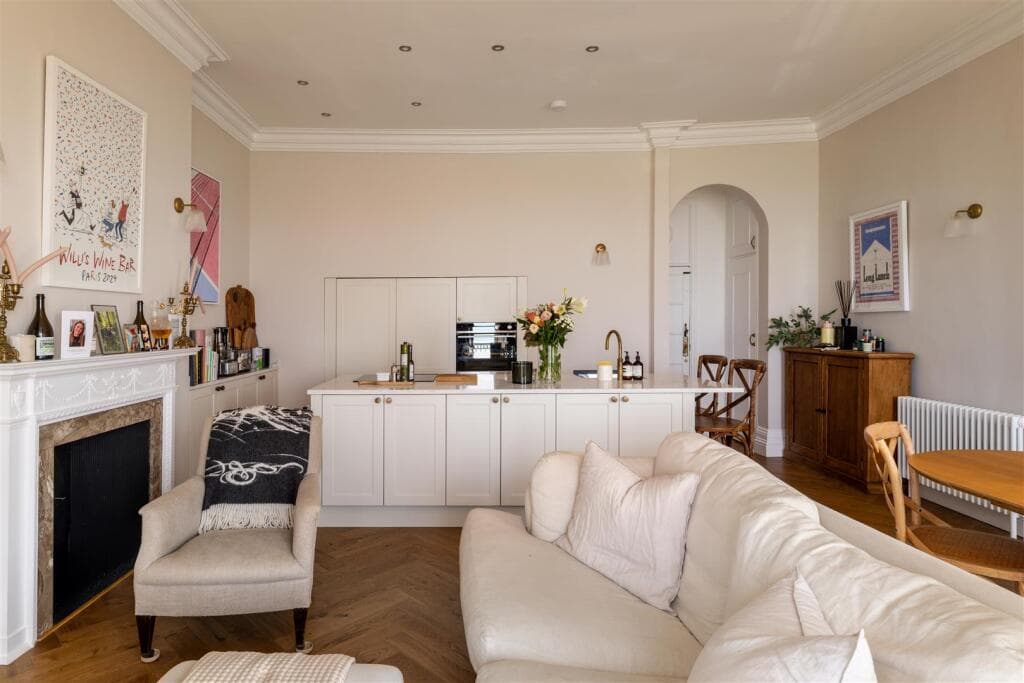 2 bedroom apartment for sale in Royal Crescent, Brighton, BN2