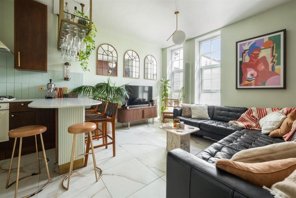 2 bedroom flat for sale in Urswick Road, Hackney, E9